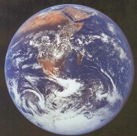 Fig. 2: De Aarde / Bron: NASA, Wikimedia Commons (Publiek domein)