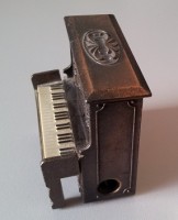 Een miniatuurpiano, maar tevens een puntenslijper