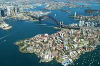 Skyline Sydney. Te zien zijn Harbour Bridge en Opera House (links). / Bron: Rodney Haywood, Wikimedia Commons (CC BY-1.0)